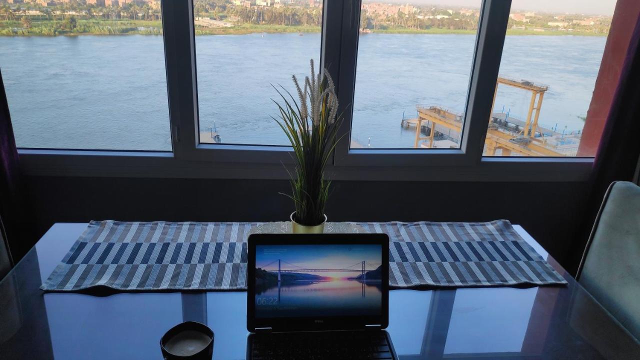Nile Pyramidal View Каїр