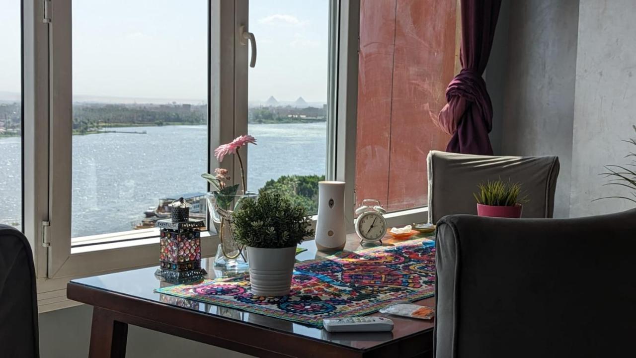 Nile Pyramidal View Каїр
